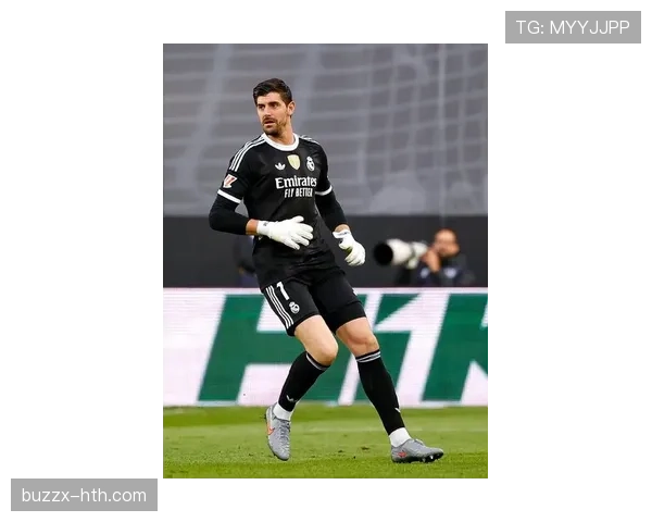 库尔图瓦身披新赛季皇马1号战袍,精彩表现蓄势待发 库尔图瓦身披新赛季皇马1号战袍,精彩表现蓄势待发