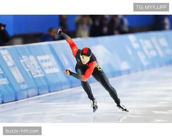 高亭宇训练完直接啃鸡腿，这自律和放纵切换得太丝滑了